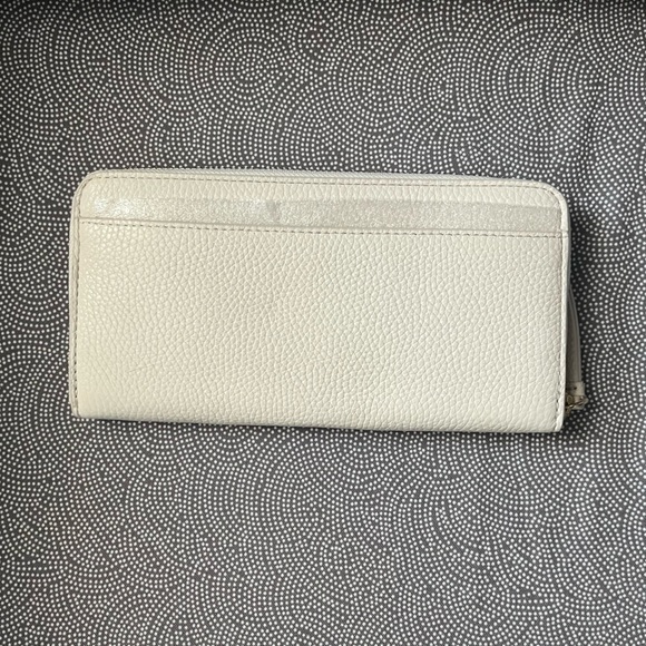 Vera Bradley White Wallet with Floral Design Paradise Garden *Make an Offer* - Picture 3 of 9